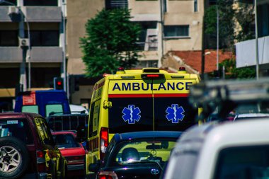 Kıbrıs Rum Kesimi 28 Mayıs 2020 Kıbrıs Rum Kesimi Kıbrıs Rum Kesimi 'nin Limasol adasının sokaklarında yürüyen geleneksel Kıbrıs ambulansı görülüyor