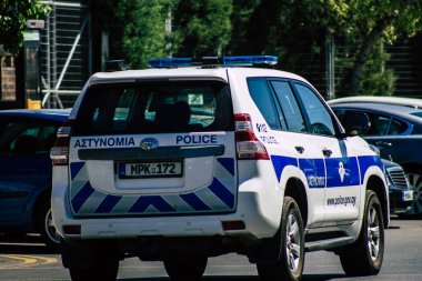 Kıbrıs Rum Kesimi 28 Mayıs 2020 Kıbrıs Rum Kesimi Kıbrıs Rum Kesimi 'nin Limasol adasının sokaklarında yürüyen geleneksel bir Kıbrıs polis arabasına bakıyor