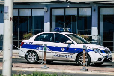 Kıbrıs Rum Kesimi 28 Mayıs 2020 Kıbrıs Rum Kesimi Kıbrıs Rum Kesimi 'nin Limasol adasının sokaklarında yürüyen geleneksel bir Kıbrıs polis arabasına bakıyor