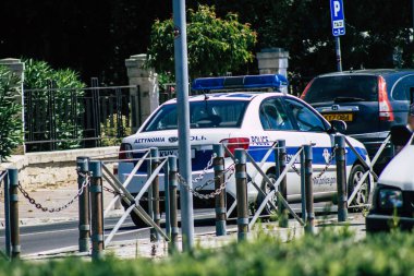 Kıbrıs Rum Kesimi 28 Mayıs 2020 Kıbrıs Rum Kesimi Kıbrıs Rum Kesimi 'nin Limasol adasının sokaklarında yürüyen geleneksel bir Kıbrıs polis arabasına bakıyor