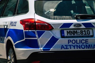 Kıbrıs Rum Kesimi 28 Mayıs 2020 Kıbrıs Rum Kesimi Kıbrıs Rum Kesimi 'nin Limasol adasının sokaklarında yürüyen geleneksel bir Kıbrıs polis arabasına bakıyor