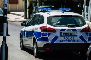 Kıbrıs Rum Kesimi 28 Mayıs 2020 Kıbrıs Rum Kesimi Kıbrıs Rum Kesimi 'nin Limasol adasının sokaklarında yürüyen geleneksel bir Kıbrıs polis arabasına bakıyor