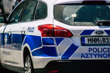 Kıbrıs Rum Kesimi 28 Mayıs 2020 Kıbrıs Rum Kesimi Kıbrıs Rum Kesimi 'nin Limasol adasının sokaklarında yürüyen geleneksel bir Kıbrıs polis arabasına bakıyor