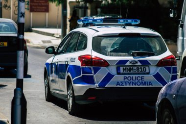 Kıbrıs Rum Kesimi 28 Mayıs 2020 Kıbrıs Rum Kesimi Kıbrıs Rum Kesimi 'nin Limasol adasının sokaklarında yürüyen geleneksel bir Kıbrıs polis arabasına bakıyor