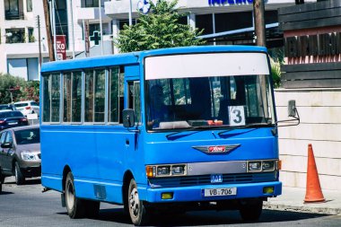 Kıbrıs Rum Kesimi 28 Mayıs 2020 Kıbrıs Rum Kesimi Kıbrıs Rum Kesimi 'nin Limasol adasının sokaklarında gezen geleneksel bir Kıbrıs kamu otobüsünün görüntüsü