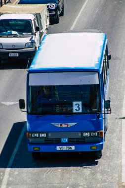 Kıbrıs Rum Kesimi 28 Mayıs 2020 Kıbrıs Rum Kesimi Kıbrıs Rum Kesimi 'nin Limasol adasının sokaklarında gezen geleneksel bir Kıbrıs kamu otobüsünün görüntüsü