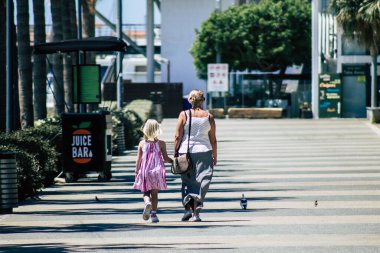 Kıbrıs Rum Kesimi 28 Mayıs 2020 Kıbrıs Rum Kesimi 'nde Limasol sokaklarında yürüyen kimliği belirsiz genç kız görüntüsü