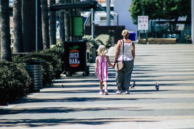 Kıbrıs Rum Kesimi 28 Mayıs 2020 Kıbrıs Rum Kesimi 'nde Limasol sokaklarında yürüyen kimliği belirsiz genç kız görüntüsü