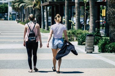 Kıbrıs Rum Kesimi 28 Mayıs 2020 Kıbrıs Rum Kesimi 'nde Limasol sokaklarında yürüyen kimliği belirsiz kadın görüntüsü