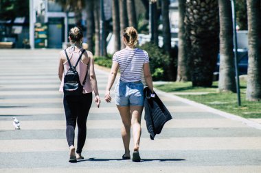 Kıbrıs Rum Kesimi 28 Mayıs 2020 Kıbrıs Rum Kesimi 'nde Limasol sokaklarında yürüyen kimliği belirsiz kadın görüntüsü