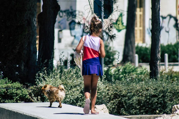 Λεμεσός Κύπρος Μαΐου 2020 Άποψη Άγνωστης Νεαρής Κοπέλας Που Περπατάει — Φωτογραφία Αρχείου