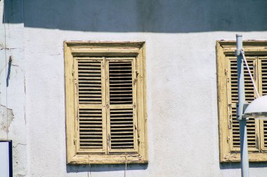 Limasol Kıbrıs Rum Kesimi 28 Mayıs 2020 Kıbrıs Rum Kesimi 'nin Limasol adasındaki bir binanın cephesine bakmaktadır.