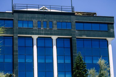 Limasol Kıbrıs Rum Kesimi 28 Mayıs 2020 Kıbrıs Rum Kesimi 'nin Limasol adasındaki bir binanın cephesine bakmaktadır.