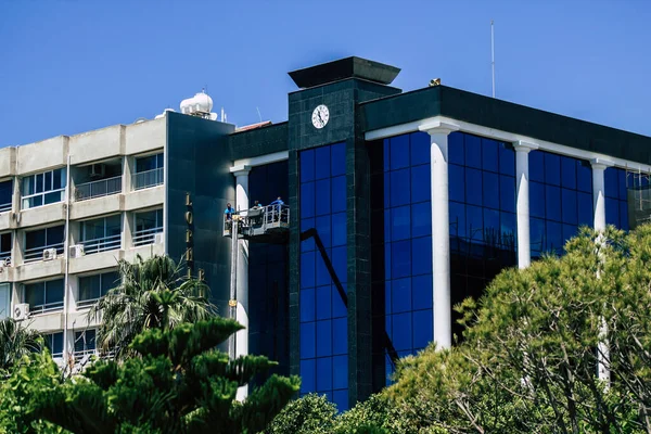 Limassolキプロス2020年5月28日キプロス島のLimassolの通りにある建物のファサードの眺め — ストック写真