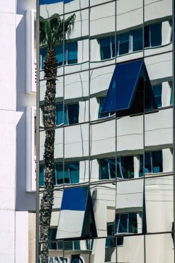 Limasol Kıbrıs Rum Kesimi 28 Mayıs 2020 Kıbrıs Rum Kesimi 'nin Limasol adasındaki bir binanın cephesine bakmaktadır.