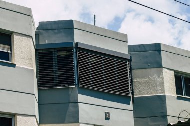 Kıbrıs Rum Kesimi 29 Mayıs 2020 'de Kıbrıs Rum Kesimi' nin Limasol kentinin tam göbeğindeki sahil caddesinde bulunan bir binanın cephesine baktı.