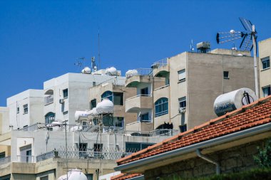Kıbrıs Rum Kesimi 29 Mayıs 2020 'de Kıbrıs Rum Kesimi' nin Limasol kentinin tam göbeğindeki sahil caddesinde bulunan bir binanın cephesine baktı.