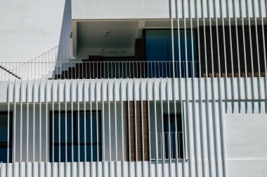 Kıbrıs Rum Kesimi 29 Mayıs 2020 'de Kıbrıs Rum Kesimi' nin Limasol kentinin tam göbeğindeki sahil caddesinde bulunan bir binanın cephesine baktı.