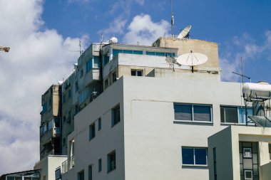 Kıbrıs Rum Kesimi 29 Mayıs 2020 'de Kıbrıs Rum Kesimi' nin Limasol kentinin tam göbeğindeki sahil caddesinde bulunan bir binanın cephesine baktı.