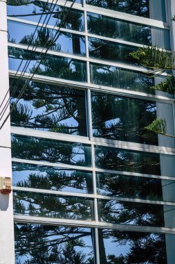 Kıbrıs Rum Kesimi 29 Mayıs 2020 'de Kıbrıs Rum Kesimi' nin Limasol kentinin tam göbeğindeki sahil caddesinde bulunan bir binanın cephesine baktı.