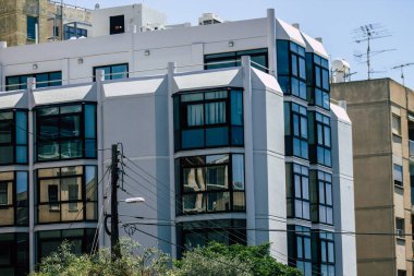 Kıbrıs Rum Kesimi 29 Mayıs 2020 'de Kıbrıs Rum Kesimi' nin Limasol kentinin tam göbeğindeki sahil caddesinde bulunan bir binanın cephesine baktı.