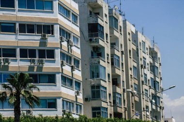 Kıbrıs Rum Kesimi 29 Mayıs 2020 'de Kıbrıs Rum Kesimi' nin Limasol kentinin tam göbeğindeki sahil caddesinde bulunan bir binanın cephesine baktı.