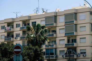 Kıbrıs Rum Kesimi 29 Mayıs 2020 'de Kıbrıs Rum Kesimi' nin Limasol kentinin tam göbeğindeki sahil caddesinde bulunan bir binanın cephesine baktı.