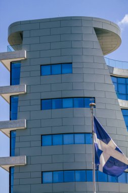 Kıbrıs Rum Kesimi 29 Mayıs 2020 'de Kıbrıs Rum Kesimi' nin Limasol kentinin tam göbeğindeki sahil caddesinde bulunan bir binanın cephesine baktı.