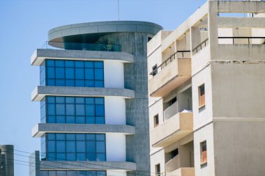 Kıbrıs Rum Kesimi 29 Mayıs 2020 'de Kıbrıs Rum Kesimi' nin Limasol kentinin tam göbeğindeki sahil caddesinde bulunan bir binanın cephesine baktı.