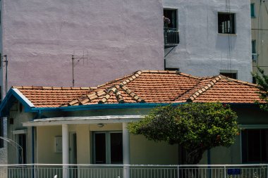 Kıbrıs Rum Kesimi 29 Mayıs 2020 'de Kıbrıs Rum Kesimi' nin Limasol kentinin tam göbeğindeki sahil caddesinde bulunan bir binanın cephesine baktı.