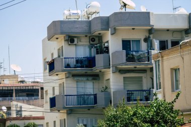 Kıbrıs Rum Kesimi 29 Mayıs 2020 'de Kıbrıs Rum Kesimi' nin Limasol kentinin tam göbeğindeki sahil caddesinde bulunan bir binanın cephesine baktı.