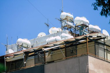 Kıbrıs Rum Kesimi 29 Mayıs 2020 'de Kıbrıs Rum Kesimi' nin Limasol kentinin tam göbeğindeki sahil caddesinde bulunan bir binanın cephesine baktı.