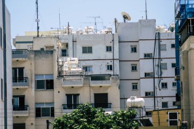 Kıbrıs Rum Kesimi 29 Mayıs 2020 'de Kıbrıs Rum Kesimi' nin Limasol kentinin tam göbeğindeki sahil caddesinde bulunan bir binanın cephesine baktı.