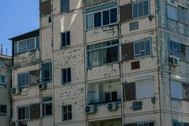 Kıbrıs Rum Kesimi 29 Mayıs 2020 'de Kıbrıs Rum Kesimi' nin Limasol kentinin tam göbeğindeki sahil caddesinde bulunan bir binanın cephesine baktı.