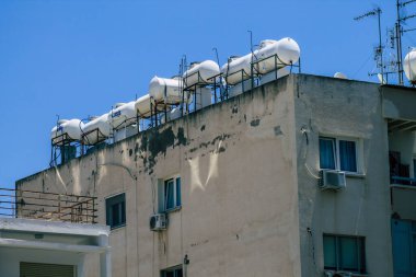 Kıbrıs Rum Kesimi 29 Mayıs 2020 'de Kıbrıs Rum Kesimi' nin Limasol kentinin tam göbeğindeki sahil caddesinde bulunan bir binanın cephesine baktı.