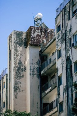 Kıbrıs Rum Kesimi 29 Mayıs 2020 'de Kıbrıs Rum Kesimi' nin Limasol kentinin tam göbeğindeki sahil caddesinde bulunan bir binanın cephesine baktı.