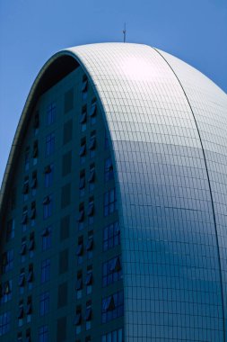 Kıbrıs Rum Kesimi 29 Mayıs 2020 'de Kıbrıs Rum Kesimi' nin Limasol kentinin tam göbeğindeki sahil caddesinde bulunan bir binanın cephesine baktı.