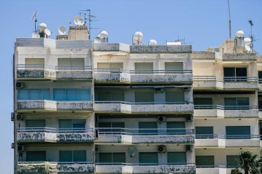 Kıbrıs Rum Kesimi 29 Mayıs 2020 'de Kıbrıs Rum Kesimi' nin Limasol kentinin tam göbeğindeki sahil caddesinde bulunan bir binanın cephesine baktı.