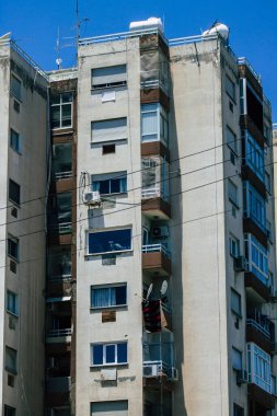 Kıbrıs Rum Kesimi 29 Mayıs 2020 'de Kıbrıs Rum Kesimi' nin Limasol kentinin tam göbeğindeki sahil caddesinde bulunan bir binanın cephesine baktı.