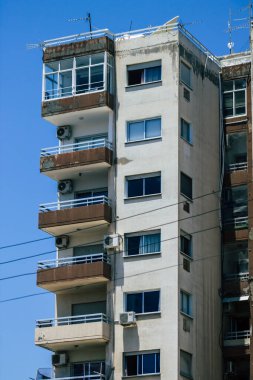 Kıbrıs Rum Kesimi 29 Mayıs 2020 'de Kıbrıs Rum Kesimi' nin Limasol kentinin tam göbeğindeki sahil caddesinde bulunan bir binanın cephesine baktı.