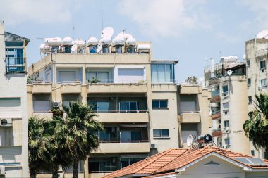 Kıbrıs Rum Kesimi 29 Mayıs 2020 'de Kıbrıs Rum Kesimi' nin Limasol kentinin tam göbeğindeki sahil caddesinde bulunan bir binanın cephesine baktı.