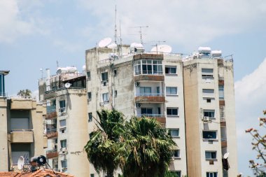 Kıbrıs Rum Kesimi 29 Mayıs 2020 'de Kıbrıs Rum Kesimi' nin Limasol kentinin tam göbeğindeki sahil caddesinde bulunan bir binanın cephesine baktı.