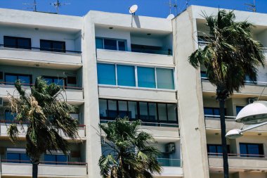 Kıbrıs Rum Kesimi 29 Mayıs 2020 'de Kıbrıs Rum Kesimi' nin Limasol kentinin tam göbeğindeki sahil caddesinde bulunan bir binanın cephesine baktı.