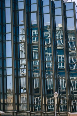 Kıbrıs Rum Kesimi 29 Mayıs 2020 'de Kıbrıs Rum Kesimi' nin Limasol kentinin tam göbeğindeki sahil caddesinde bulunan bir binanın cephesine baktı.