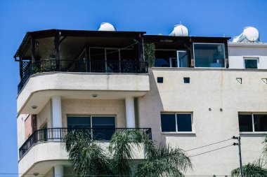 Kıbrıs Rum Kesimi 29 Mayıs 2020 'de Kıbrıs Rum Kesimi' nin Limasol kentinin tam göbeğindeki sahil caddesinde bulunan bir binanın cephesine baktı.