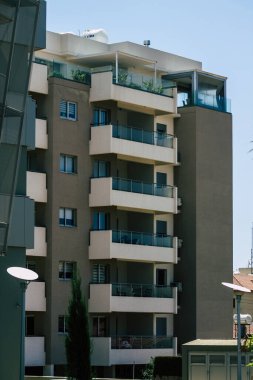 Kıbrıs Rum Kesimi 29 Mayıs 2020 'de Kıbrıs Rum Kesimi' nin Limasol kentinin tam göbeğindeki sahil caddesinde bulunan bir binanın cephesine baktı.