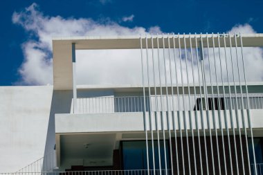 Kıbrıs Rum Kesimi 29 Mayıs 2020 'de Kıbrıs Rum Kesimi' nin Limasol kentinin tam göbeğindeki sahil caddesinde bulunan bir binanın cephesine baktı.