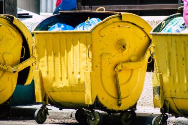 Kıbrıs Rum Kesimi 29 Mayıs 2020 'de Kıbrıs Rum Kesimi' nin Limasol adasının sokaklarında bir çöp konteynırının kapatılması