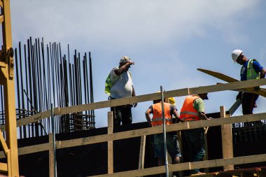 Kıbrıs Rum Kesimi 29 Mayıs 2020 'de Kıbrıs Rum Kesimi' nin Limasol kentindeki yeni bir inşaatta çalışan kimliği belirsiz kişilerin görüntüsü