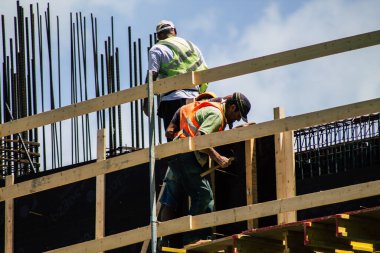 Kıbrıs Rum Kesimi 29 Mayıs 2020 'de Kıbrıs Rum Kesimi' nin Limasol kentindeki yeni bir inşaatta çalışan kimliği belirsiz kişilerin görüntüsü